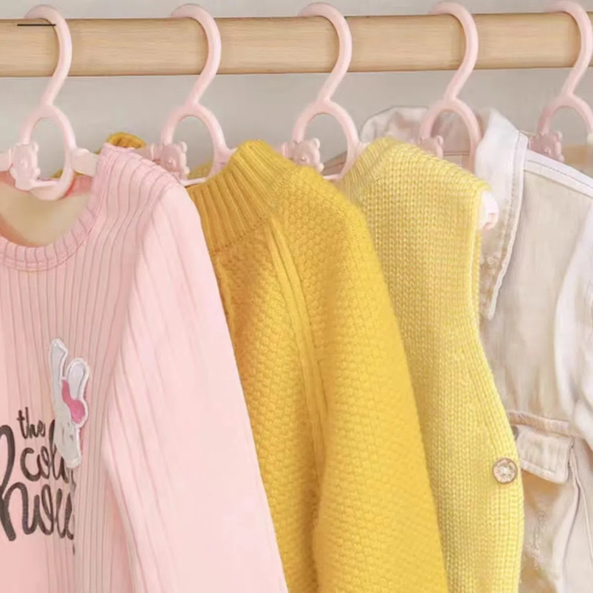 HGYZE Perchas para niños, 20 Perchas Infantiles Apilables con Ganchos de Osito, Perchero Bebé Antideslizantes, Perchas para Ropa de niños pequeña, Ahorro de Espacio Baby Hangers (Rosa)