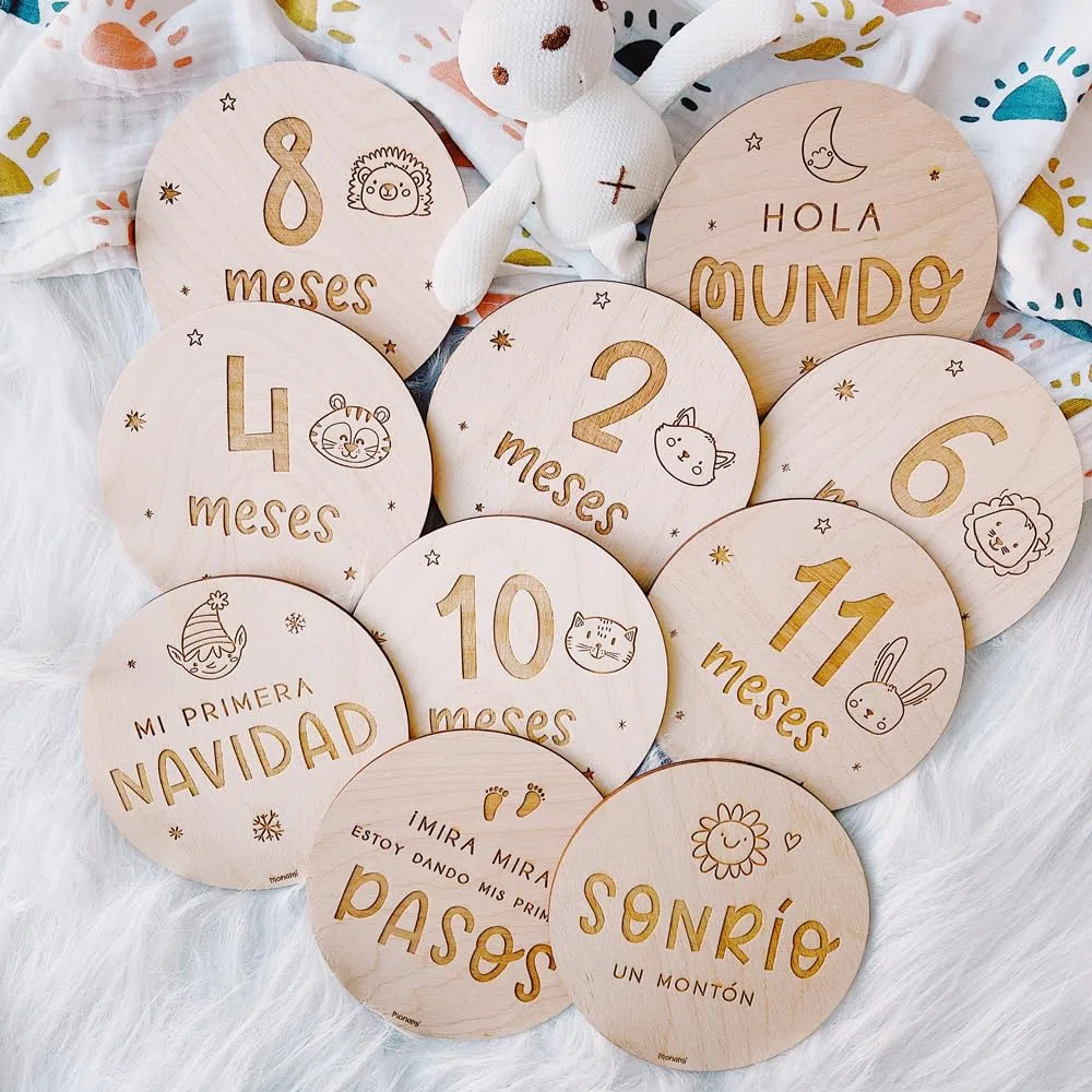 MONAMÍ - Placas Cumple Mes de bebé grabadas en Madera. Incluye 20 diseños Grabados en Madera, Meses y 3 Placas de hitos con 6 Momentos con Frases Divertidas. Diseñado y producido en España