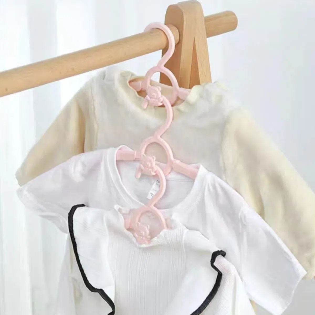 HGYZE Perchas para niños, 20 Perchas Infantiles Apilables con Ganchos de Osito, Perchero Bebé Antideslizantes, Perchas para Ropa de niños pequeña, Ahorro de Espacio Baby Hangers (Rosa)